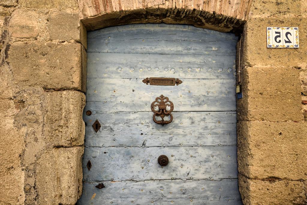 Stackable entryway storage units with lighting and organization features